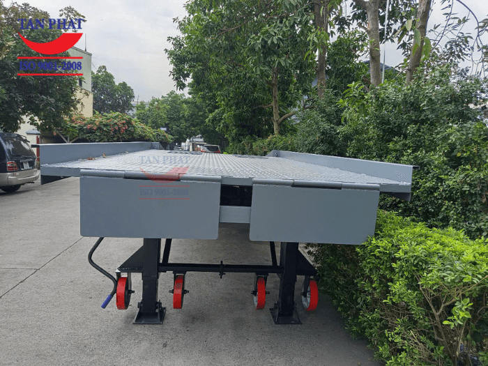 Cầu dẫn sở hữu tấm gá kết nối với thùng container, đảm bảo an toàn trong quá trình làm việc