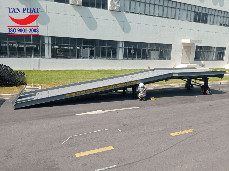 Hình ảnh cầu dẫn xe nâng lên container tải trọng 10 tấn, kích thước 13mx2.4m được Tân Phát thực hiện và bàn giao tại huyện Văn Lâm, tỉnh Hưng Yên