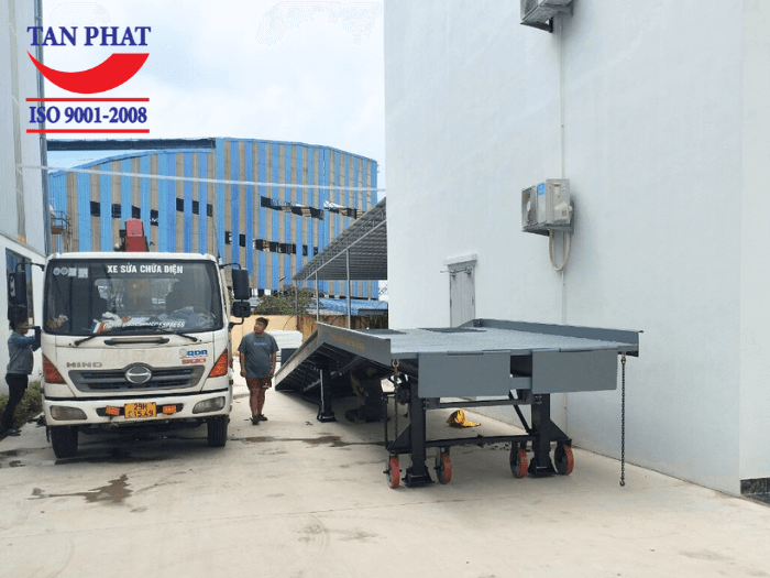 Cầu được hạ xuống, lắp đặt hoàn thiện và bàn giao cho khách hàng đưa vào sử dụng