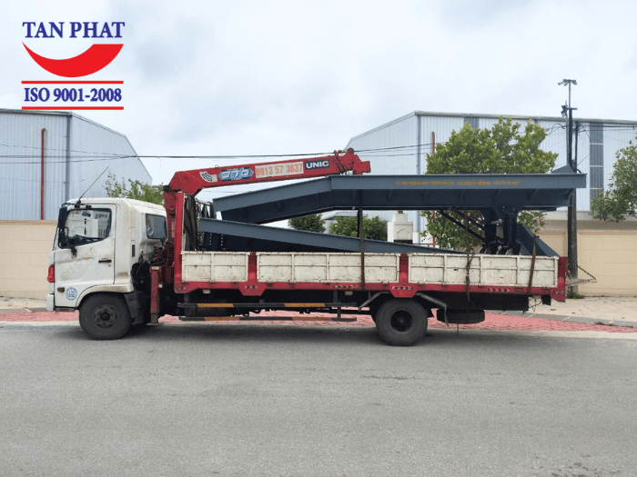 Cầu xe nâng được vận chuyển bằng xe cẩu đến địa chỉ giao hàng