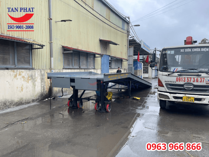 Hệ thống chân chống romooc Fuwa và bánh xe PU giúp cầu có khả năng nâng hạ và di chuyển linh hoạt