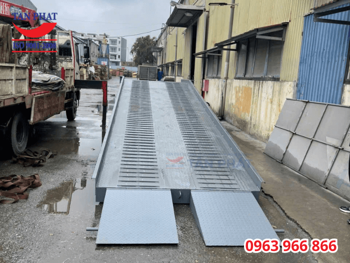 Mặt cầu sử dụng tôn nhám kết hợp thép phi gân giúp gia tăng ma sát, đảm bảo an toàn khi sử dụng avf vận hành