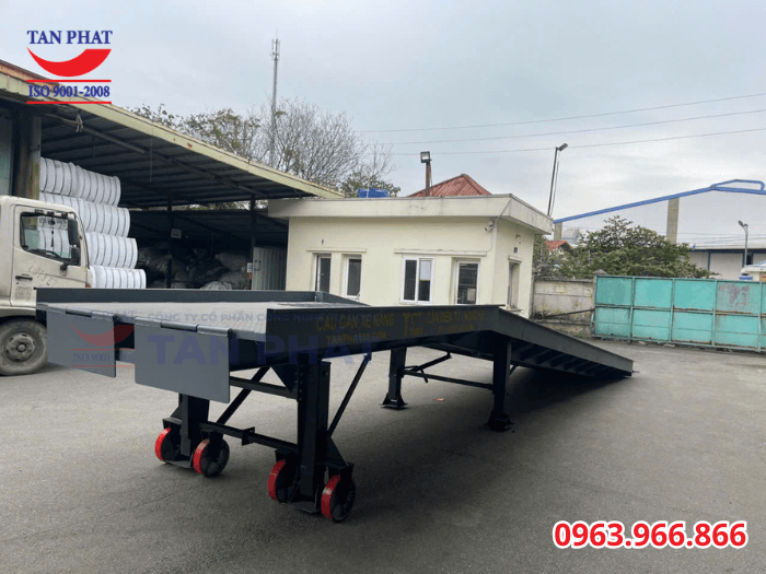 Cầu sử dụng chân chống romooc có khả năng nâng hạ thay đổi độ cao