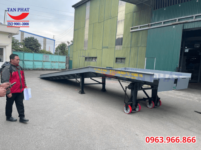 Cầu xe nâng hoàn thiện, có bánh xe di chuyển