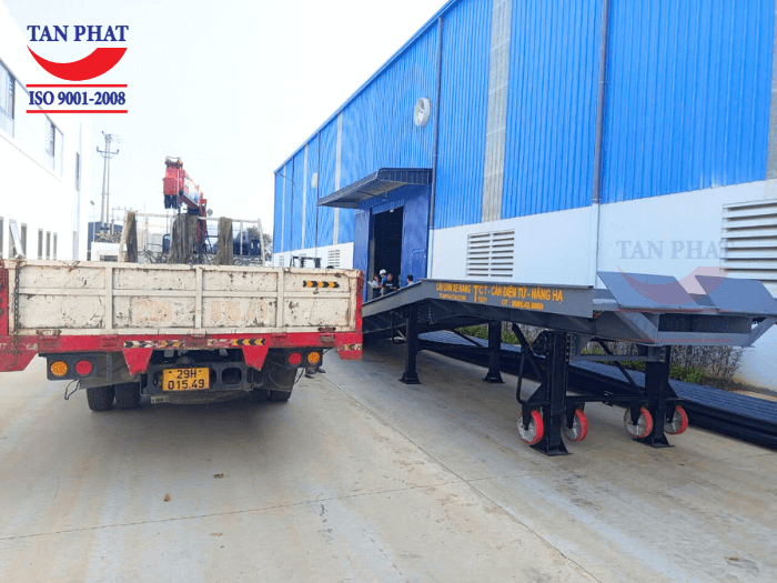 Cầu xe nâng sở hữu chân chống romooc Fuwa có khả năng nâng hạ thay đổi chiều cao và hệ thống bánh xe PU giúp di chuyển cầu khi cần thiết