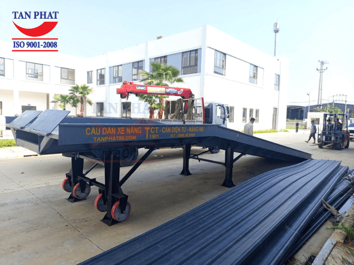 Cầu dẫn xe nâng lên container có khả năng chịu tải 8 tấn, dài 13m, giao hoàn thiện tại Tiên Du, Bắc Ninh