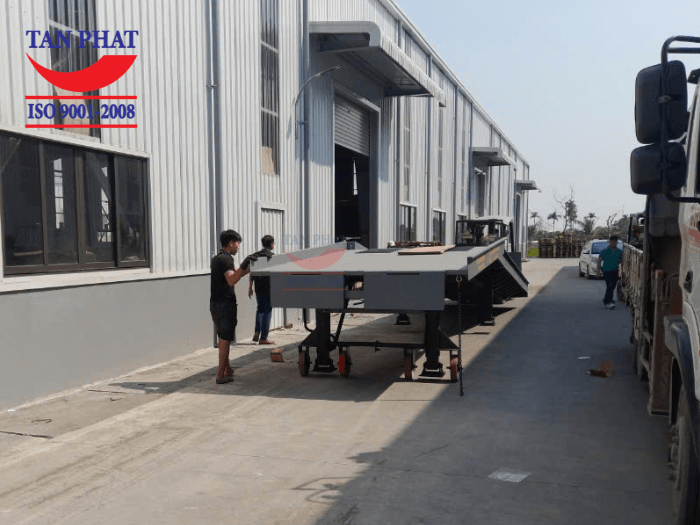 Cầu có hệ thống 4 chân chống Fuwa (2 cặp), nâng hạ bằng tay băng cơ khí