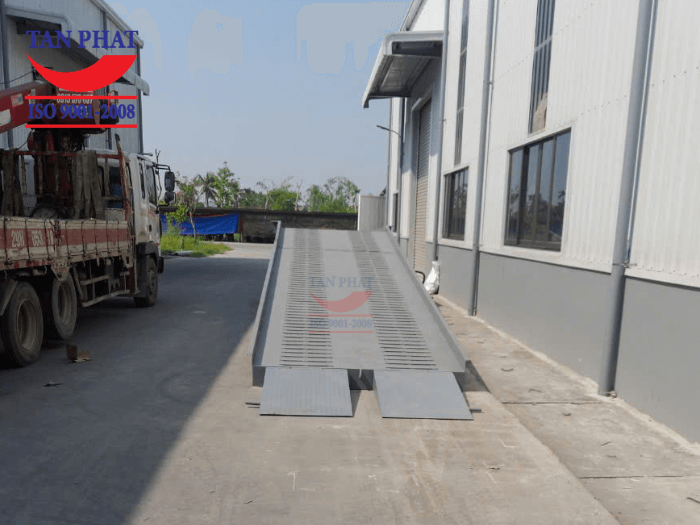 Mặt cầu chống trượt bằng tôn nhám kết hợp thép phi gân và thép vuông đặc