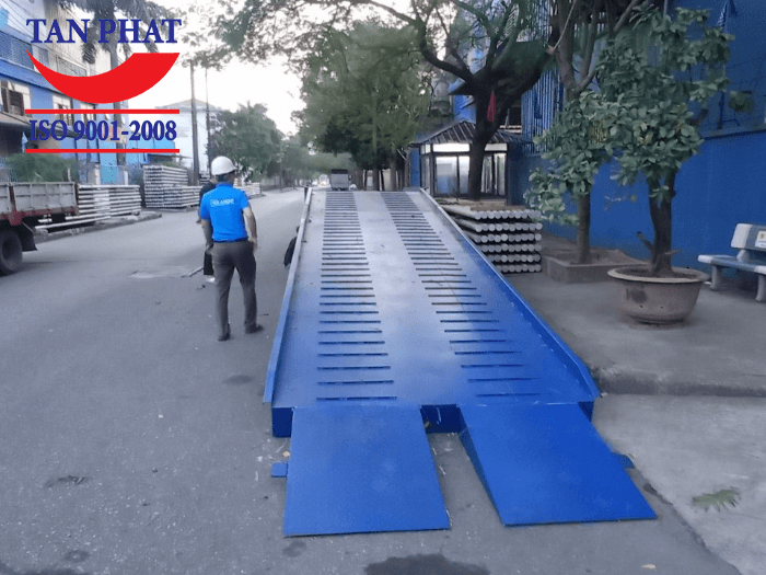 Cầu dẫn được thiết kế với mặt phi gân chống trượt, đảm bảo an toàn cho xe nâng trong quá trình làm việc