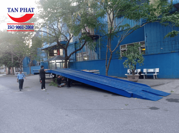 Cầu dẫn xe nâng dài 13m, độ chịu tải 8 tấn do Tân Phát sản xuất và bàn giao hoàn thiện tại KCN Phú Thị, Gia Lâm, Hà Nội