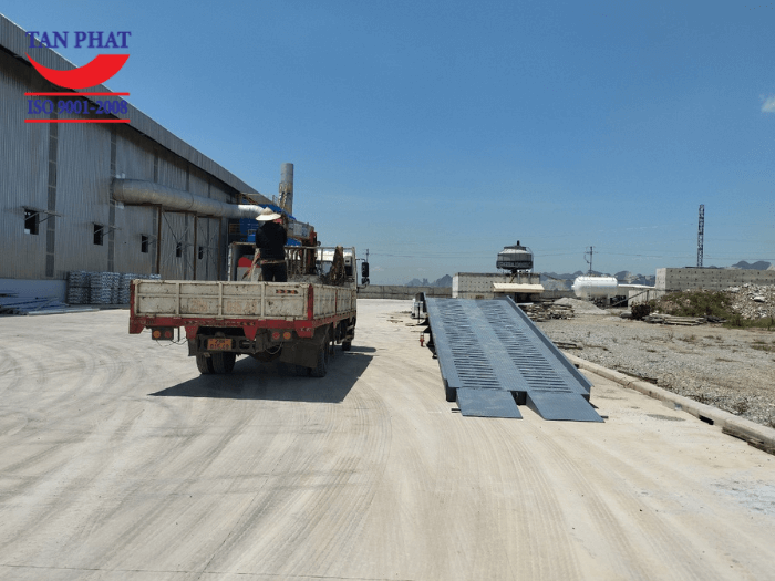 Mặt cầu sử dụng tôn nhám, gia tăng khả năng chống trượt với thép phi gân và thép vuông đặc