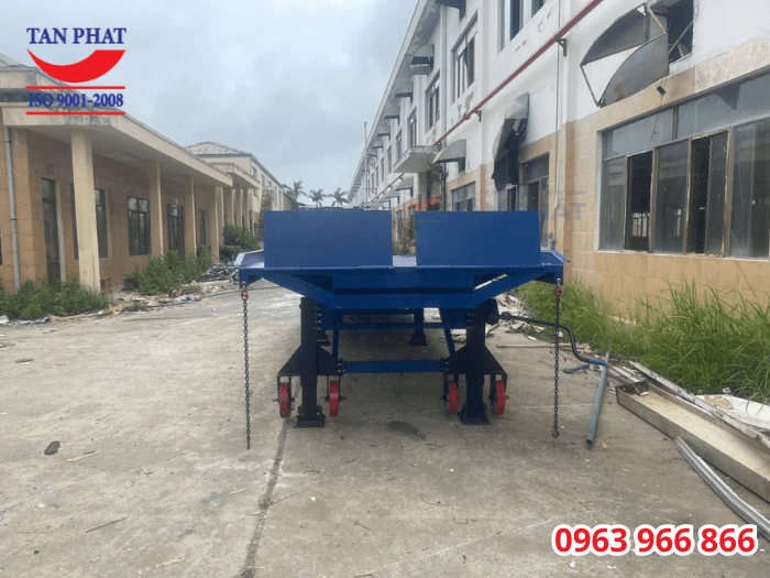 Hệ thống chân chống nâng hạ và bánh xe di chuyển, cung cấp giải pháp cầu xe nâng di động cho khách hàng