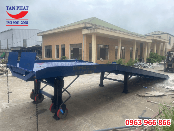 Cầu sở hữu kết cấu thép U, I đúc chắc chắn, đảm bảo an toàn khi vận hành