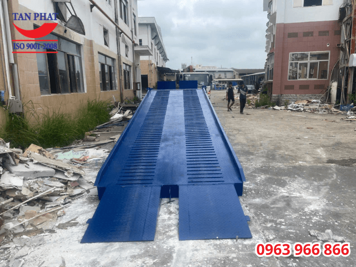 Mặt cầu chống trượt bằng tôn nhám, kết hợp thép phi gân và thép vuông đặc