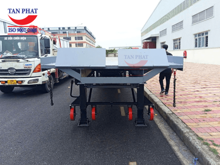 Cầu có khả năng di chuyển và nâng hạ linh hoạt nhờ hệ thống chân chống Fuwa và bánh xe PU