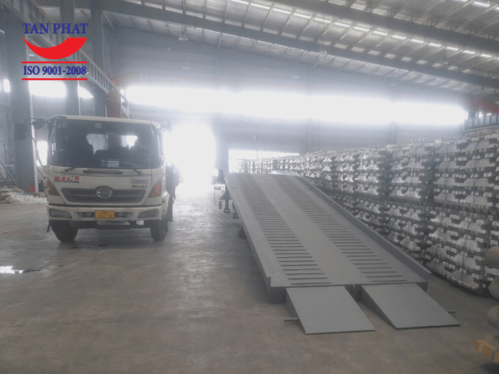 Cầu dẫn được vận chuyển bằng xe cẩu và lắp đặt tại kho của khách hàng