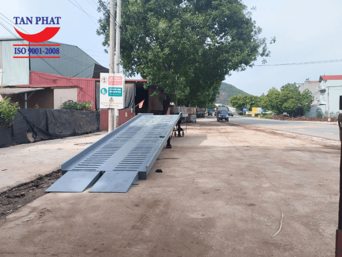 Mặt cầu sử dụng tôn nhám 5mm, gia tăng khả năng chống trượt bằng thép phi gân và thép vuông đặc