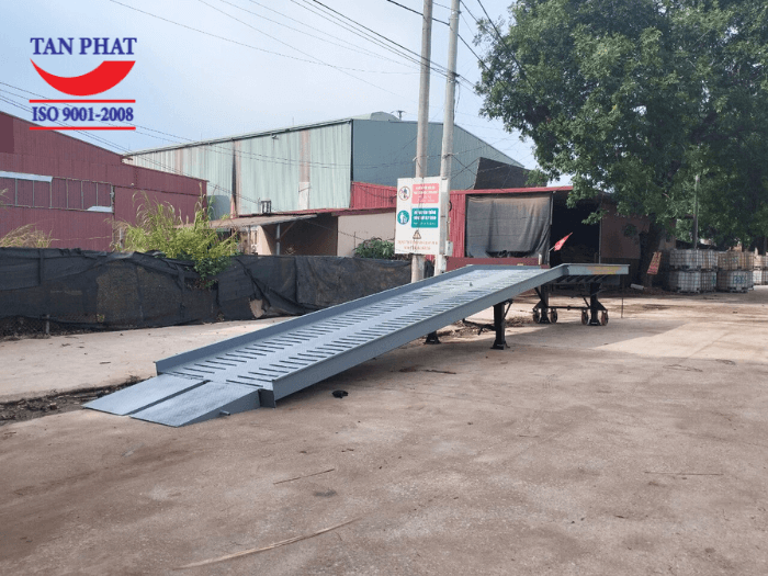 Cầu dẫn xe nâng lên contaner 10 tấn, dài 13m giao tại huyện Lục Nam, tỉnh Bắc Giang