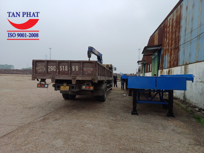 Cầu sử dụng 4 chân romooc và 4 bánh xe cao su