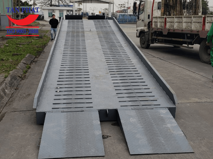 Cầu sử dụng mặt phi gân chống trượt cho khả năng bám tốt