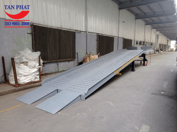 Cầu container dài 11m, sử dụng 4 chân chống Fuwa và 4 bánh xe PU D=300mm