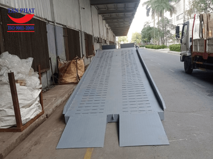 Mặt cầu chống trượt bằng thép phi gân và thép vuông đặc