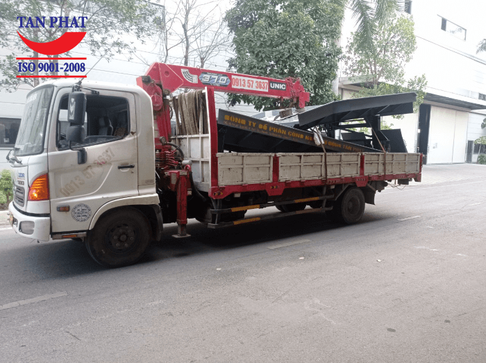 Tân Phát vận chuyển cầu container tới địa chỉ khách hàng bằng xe cẩu