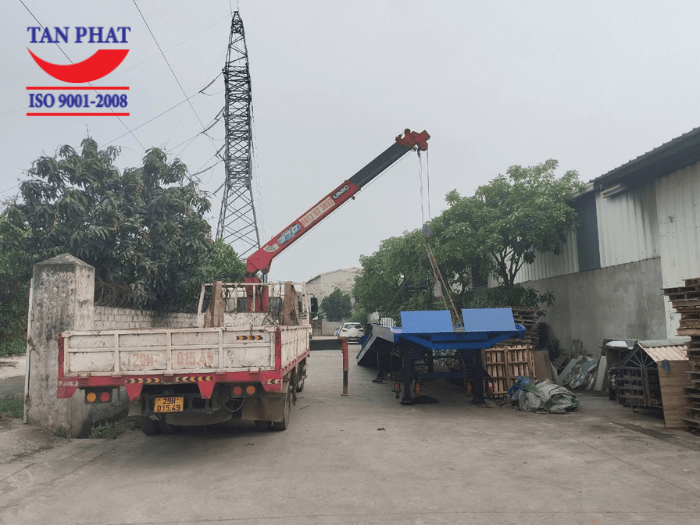 Cầu dẫn sử dụng chân chống Fuwa và bánh xe PU, mặt cầu chống trượt thép phi gân và thép vuông đặc