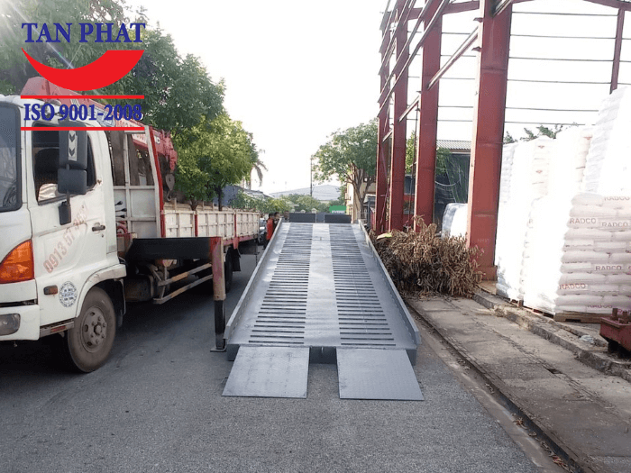 Mặt cầu sử dụng tôn nhám 5mm kết hợp phi gân chống trượt