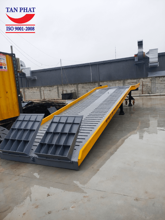 Mặt cầu sử dụng tôn nhám 4-5mm, kết hợp với thép phi gân, tăng độ ma sát và khả năng chống trượt trên mặt cầu.