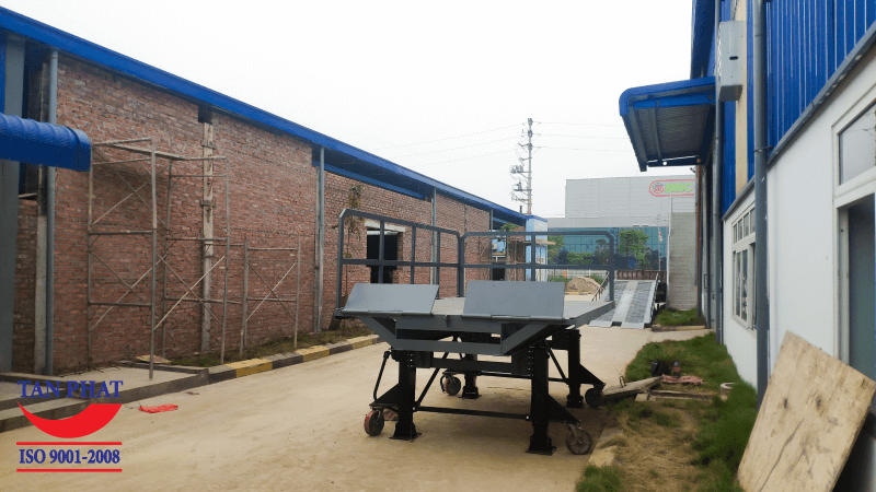 Cả cầu và đoạn bằng lẻ đều sử dụng 4 chân romooc và 4 bánh di chuyển, giúp cầu có khả năng nâng hạ và di chuyển linh hoạt