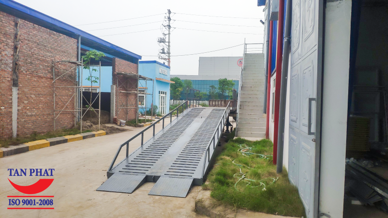 Cầu dài 13m, mặt cầu chống trượt bằng thép phi gân