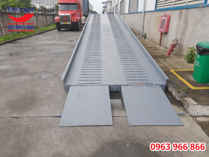 Mặt cầu chống trượt bằng tôn nhám, gia cố thêm thép phi gân đảm bảo xe nâng di chuyển an toàn trên cầu