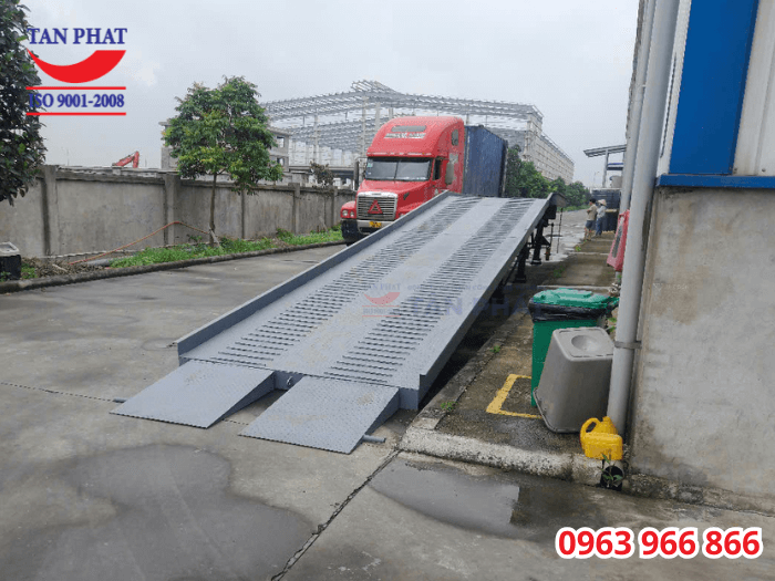 Cầu dẫn được thiết kế và sản xuất theo yêu cầu đặt riêng của khách hàng