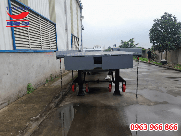 Cầu có khả năng nâng hạ và di chuyển nhờ hệ thống chân romooc Fuwa và bánh xe PU