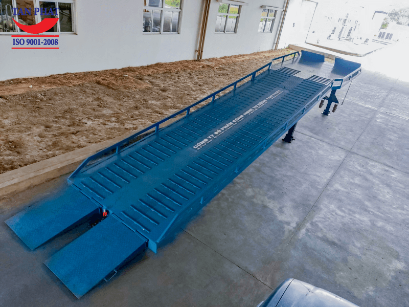 Mặt cầu container 6 tấn thiết kế chống trượt với thép phi gân 10li, đảm bảo an toàn cho xe nâng khi vận chuyển hàng hóa lên/xuống cầu