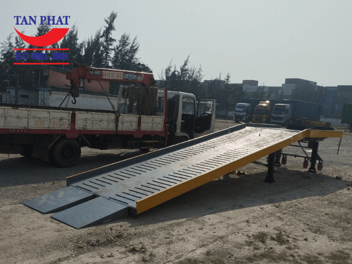 Cầu dài 11m, tải trọng 6 tấn, đáp ứng nhu cầu bốc xếp hàng hóa của đơn vị khách hàng