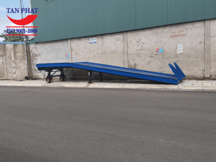 Cầu được bàn giao hoàn thiện, sử dụng chân chống Fuwa và bánh xe PU giúp di chuyển và nâng hạ linh hoạt