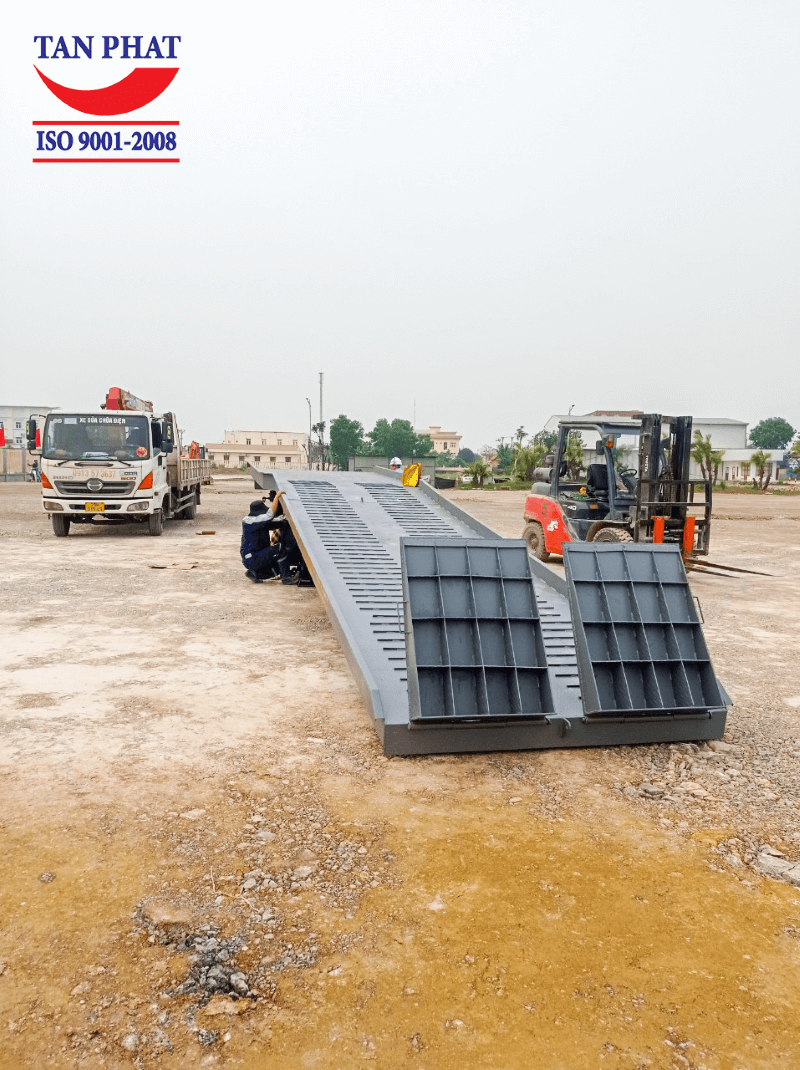 Mặt cầu chống trượt sử dụng thép phi gân và thép vuông đặc, giúp đảm bảo an toàn cho xe nâng trong quá trình làm việc