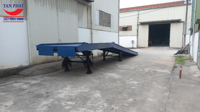 Cầu dài 13m, sử dụng 4 chân chống Fuwa và 4 bánh xe PU