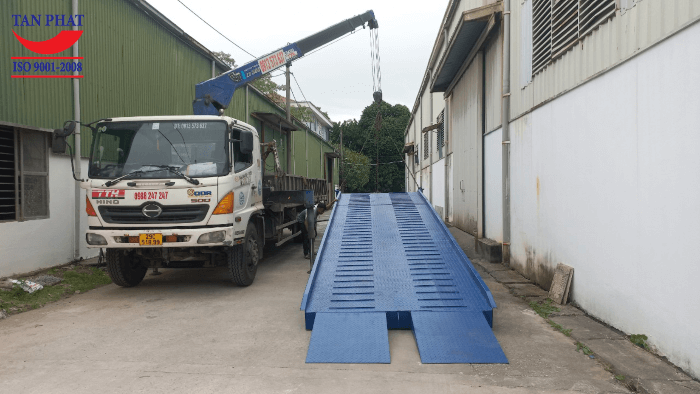 Mặt cầu chống trượt thép phi gân và thép vuông đặc