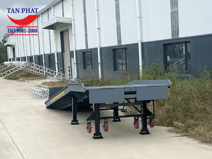 Cầu dẫn sử dụng 4 chân chống Fuwa và 4 bánh xe PU giúp nâng hạ và di chuyển dễ dàng