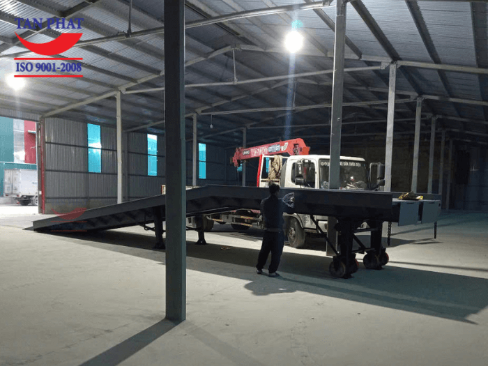 Cầu có khả năng nâng hạ và di chuyển linh hoạt nhờ hệ thống chân chống Fuwa và bánh xe PU