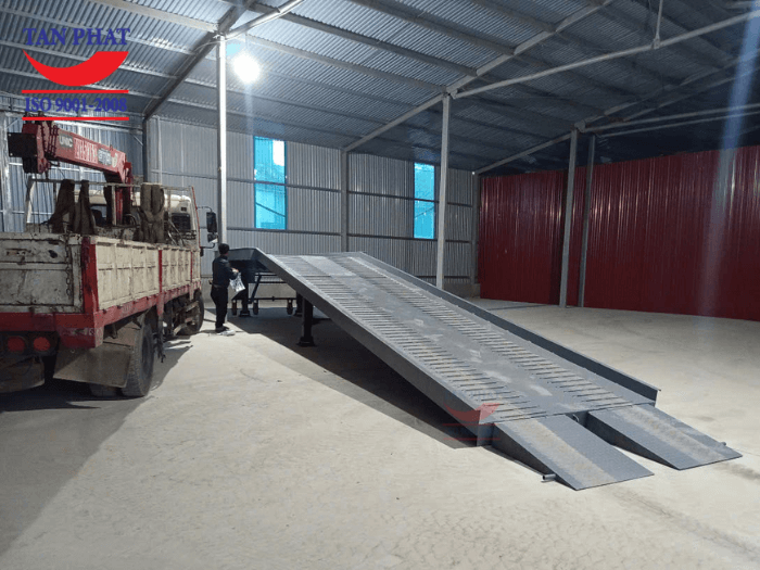 Cầu container tải trọng 12 tấn, kích thước 13x2.35m giao hoàn thiện tại Long Biên, Hà Nội