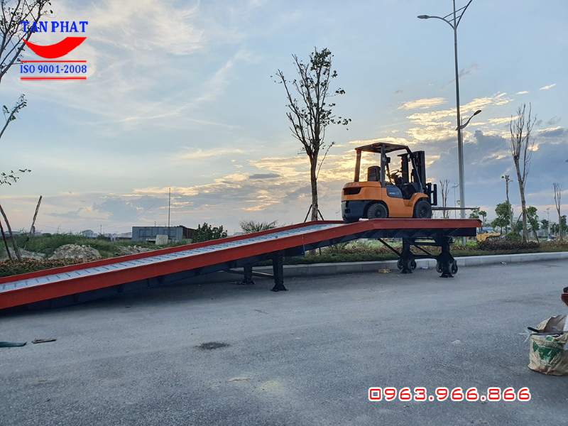 Cầu dẫn xe nâng được lắp đặt tại Văn Môn, Bắc Ninh