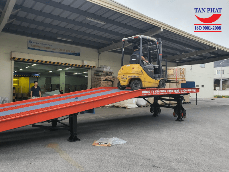 Quá trình kiểm tra cầu dẫn xe nâng sau khi bàn giao