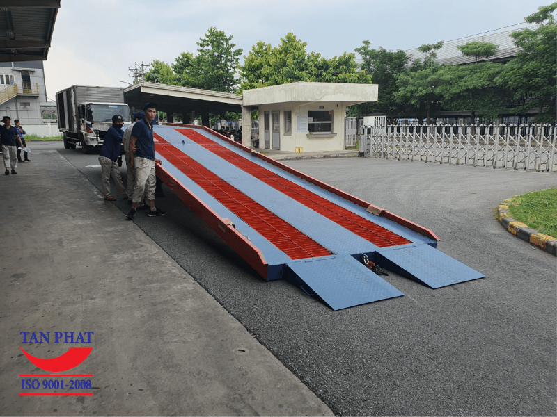 Cầu dẫn hàng lên container Tân Phát mặt grating chống trượt tại công ty Topla, Bắc Ninh