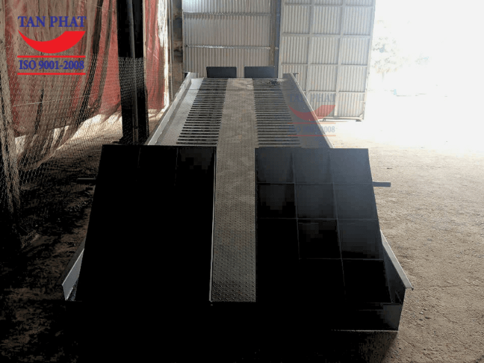 Mặt cầu chống trượt bằng tôn nhám, kết hợp với thép phi gân và thép vuông đặc hàn trên mặt