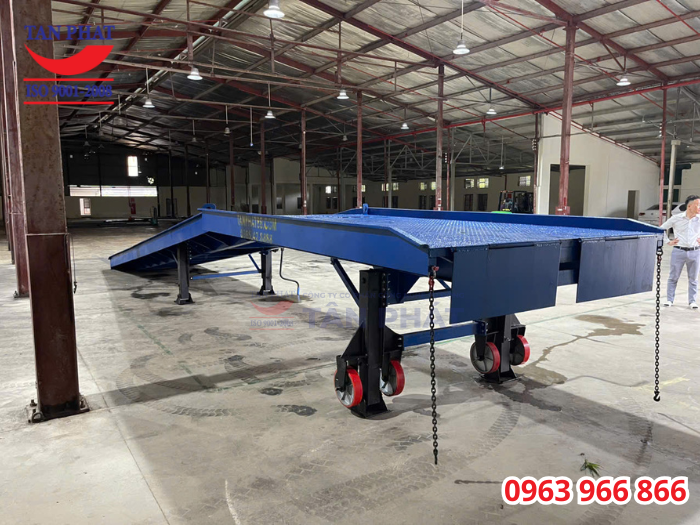 Cầu dẫn sở hữu bộ chân chống nâng hạ và bánh xe di chuyển, mang đến giải pháp cầu xe nâng di động cho khách hàng