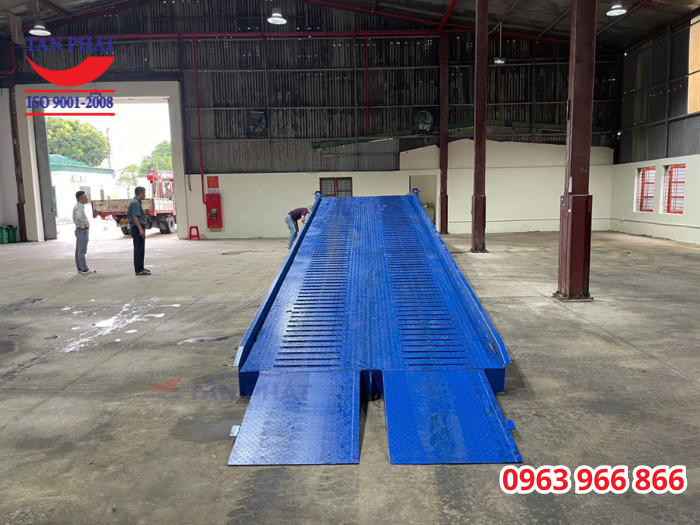 Mặt cầu phủ tôn nhám, kết hợp thép phi gân và thép vuông đặc, giúp tăng độ bám cho xe nâng di chuyển